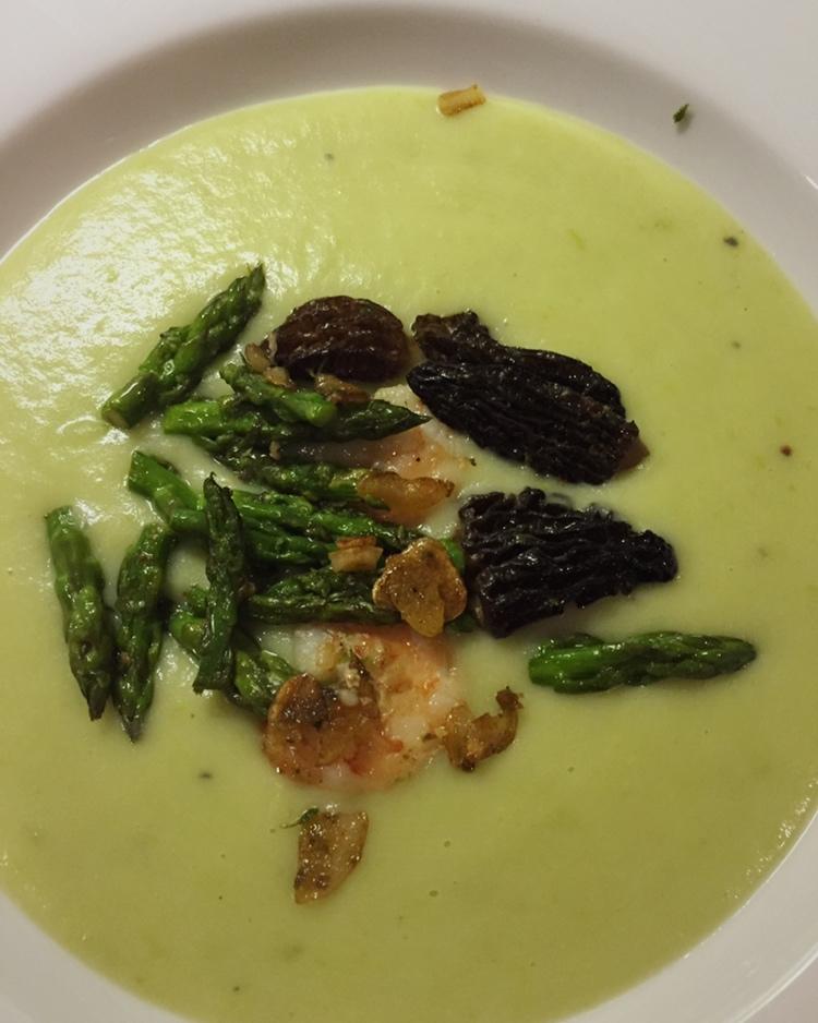 芦笋浓汤配松子鲜虾羊肚菌