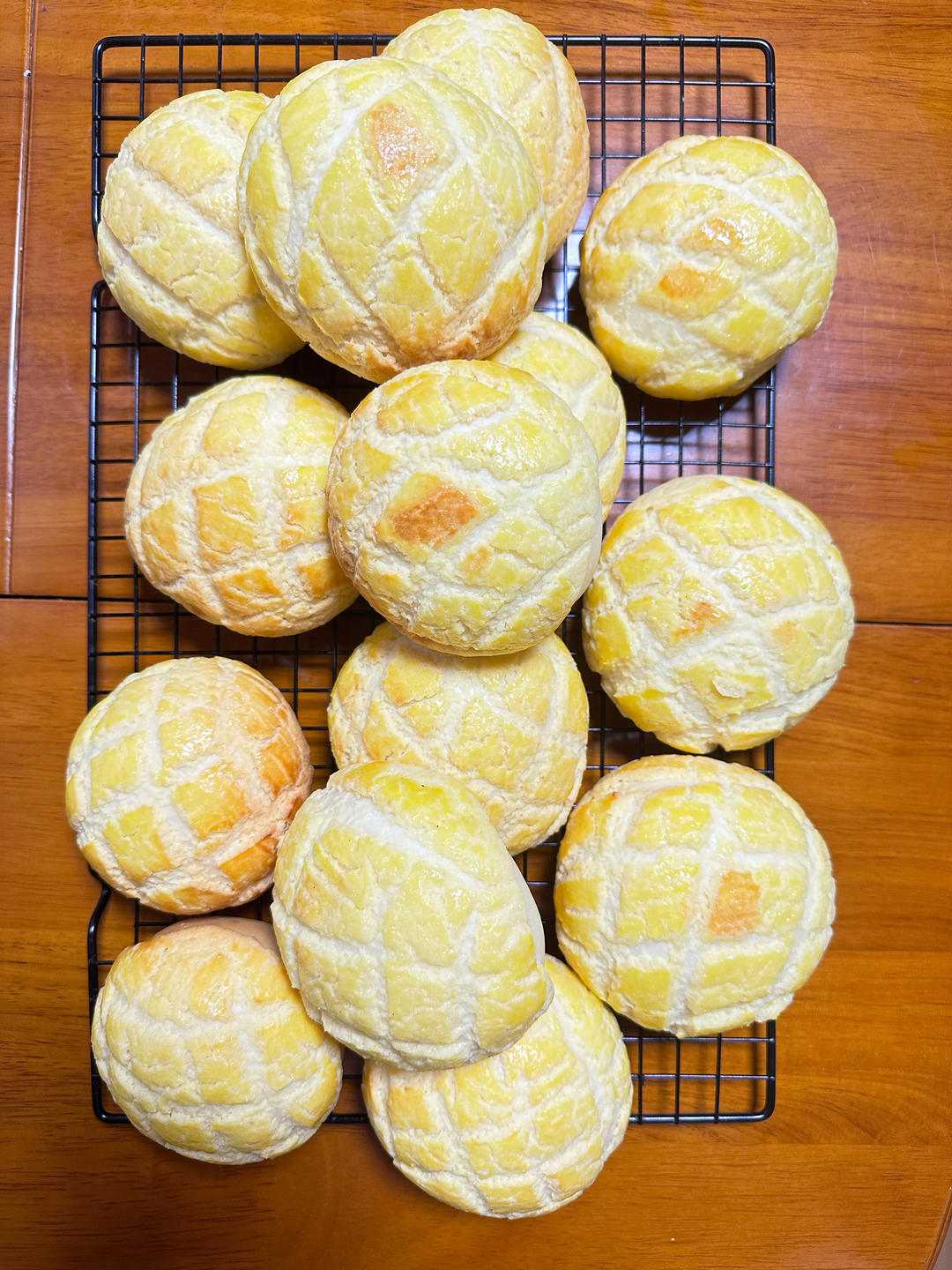 好吃到炸裂的港式菠萝包（附带制作酥皮的小视频）