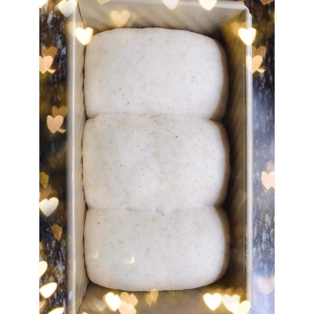 吐司整形—详解吐司一次擀卷和二次擀卷