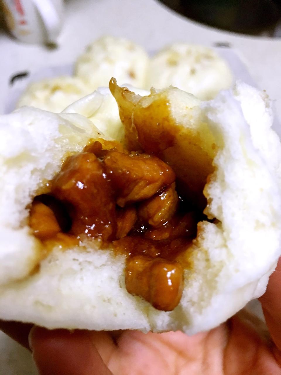 云朵般松软爆浆蜜汁叉烧包