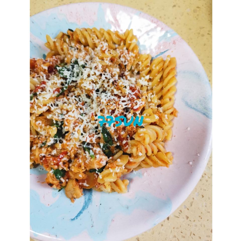 吞拿鱼番茄罗勒意面的做法