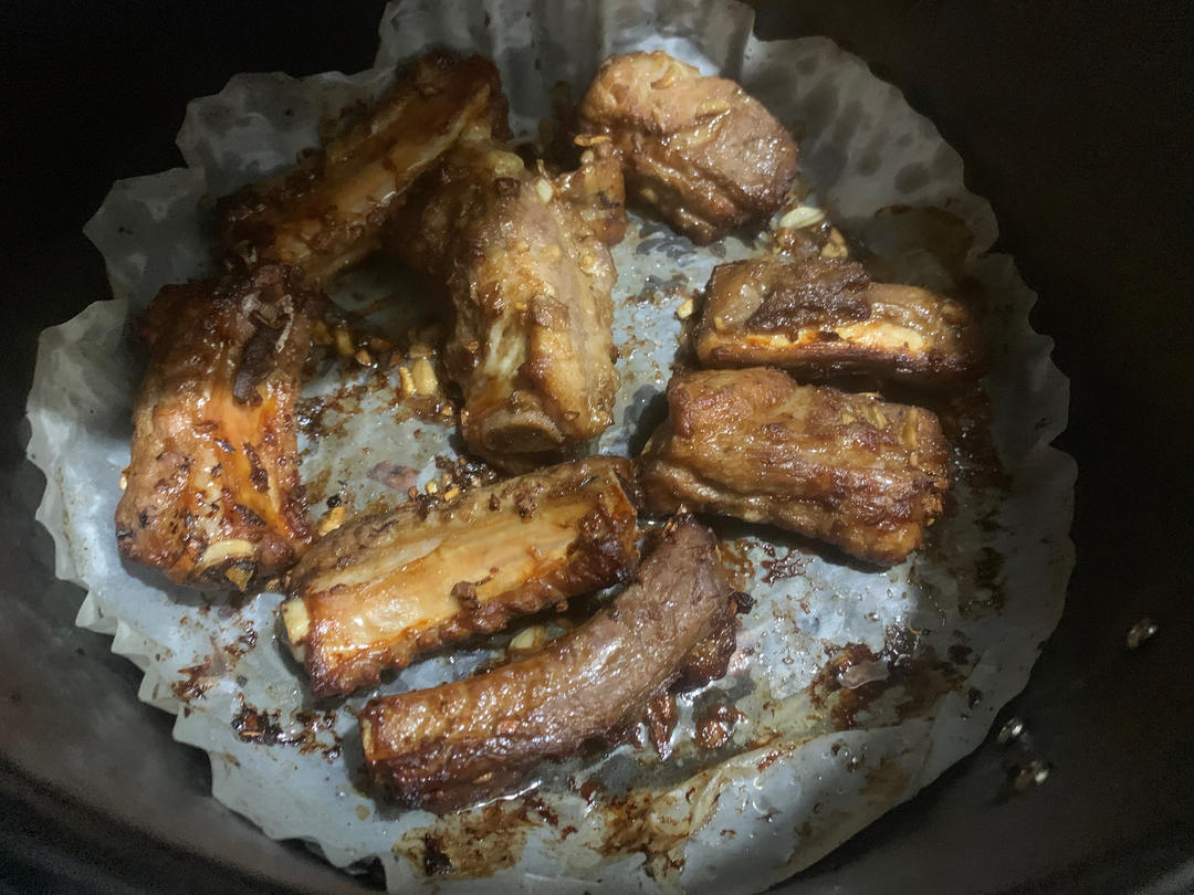 外焦里嫩！好吃到舔手指的蒜香烤排骨