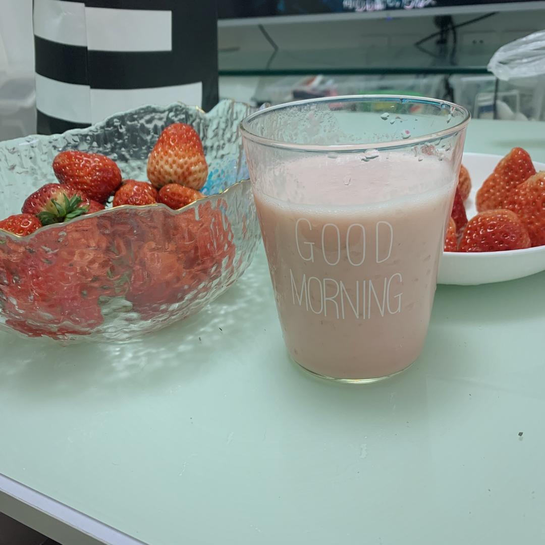 蜂蜜草莓慕斯雪 Smoothies