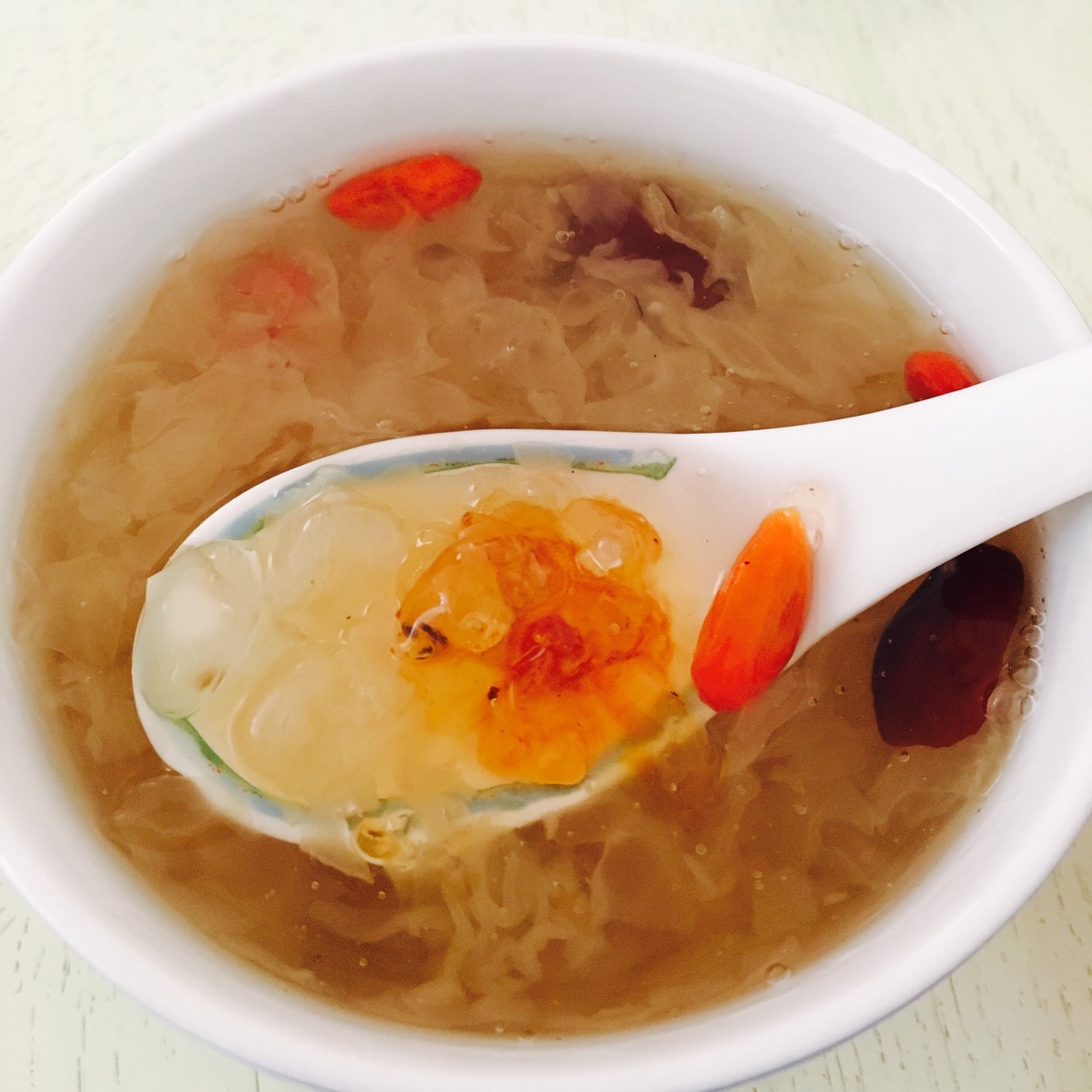 美容润肤 益气补血《桃胶皂角米百合银耳红枣羹》