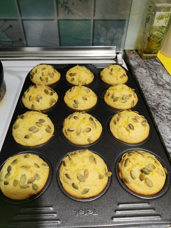 又快手又松软的南瓜大麦芬，金灿灿好美味！