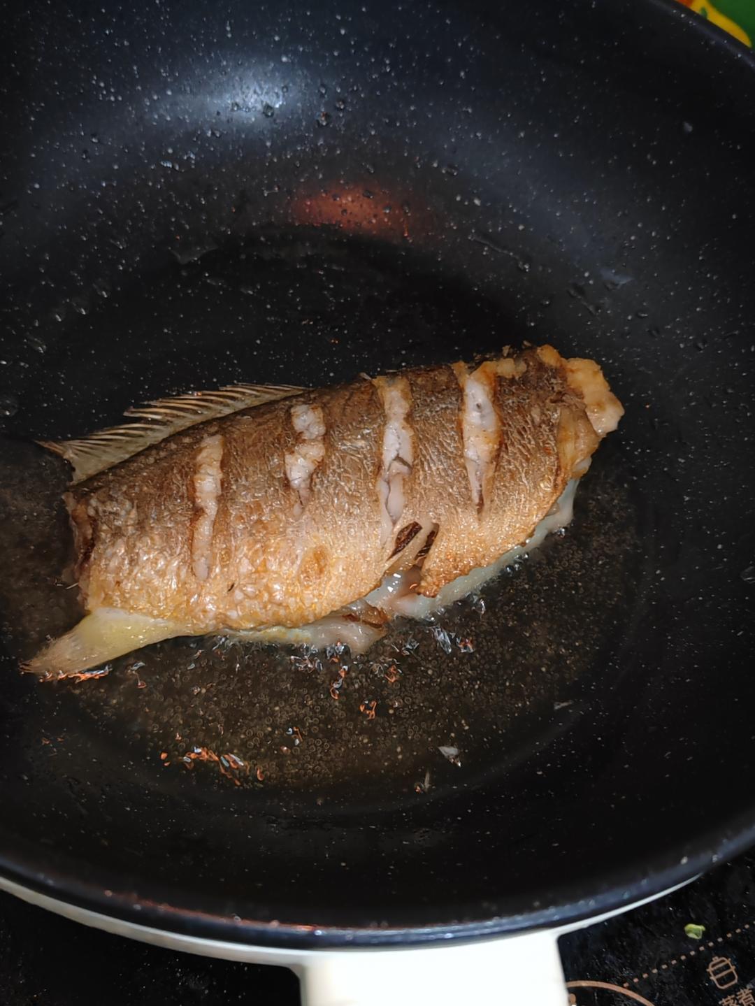 私房红烧黄花鱼，边吃边想念~