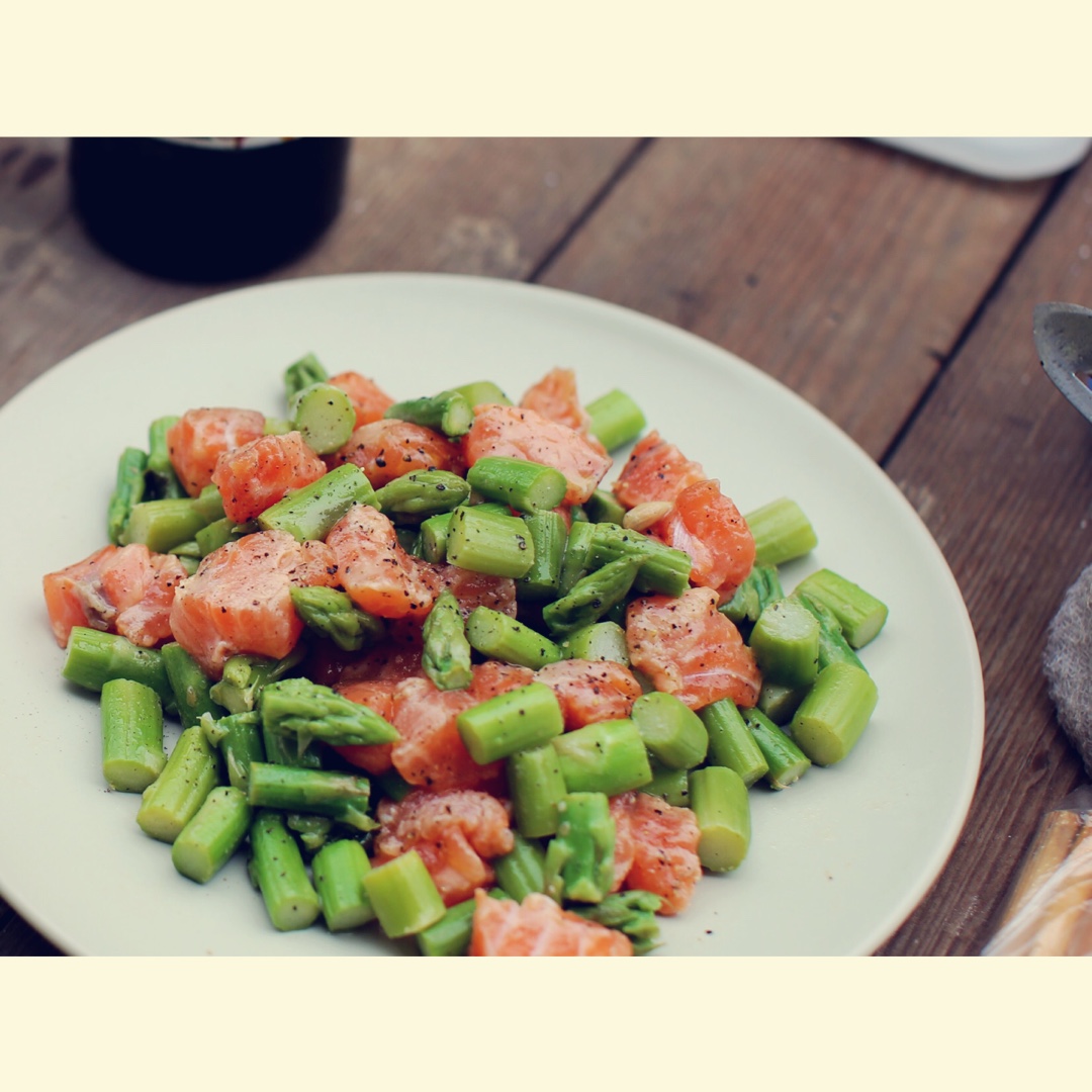 芦笋拌三文鱼丁