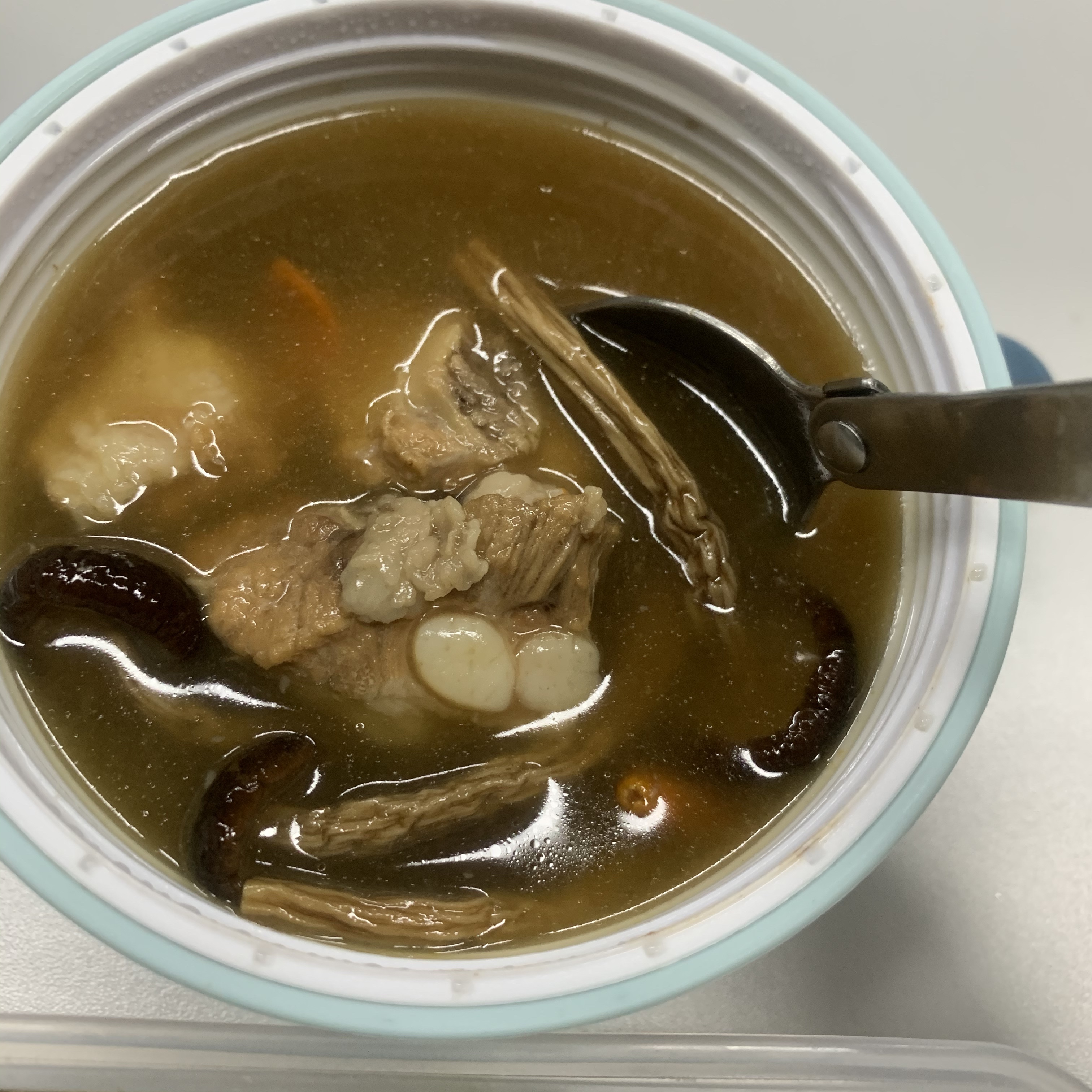 便当，茶树菇排骨汤（闷烧杯～）的做法