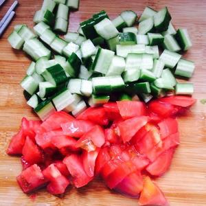 番茄黄瓜炒蛋（夏季减肥快手菜）的做法 步骤2