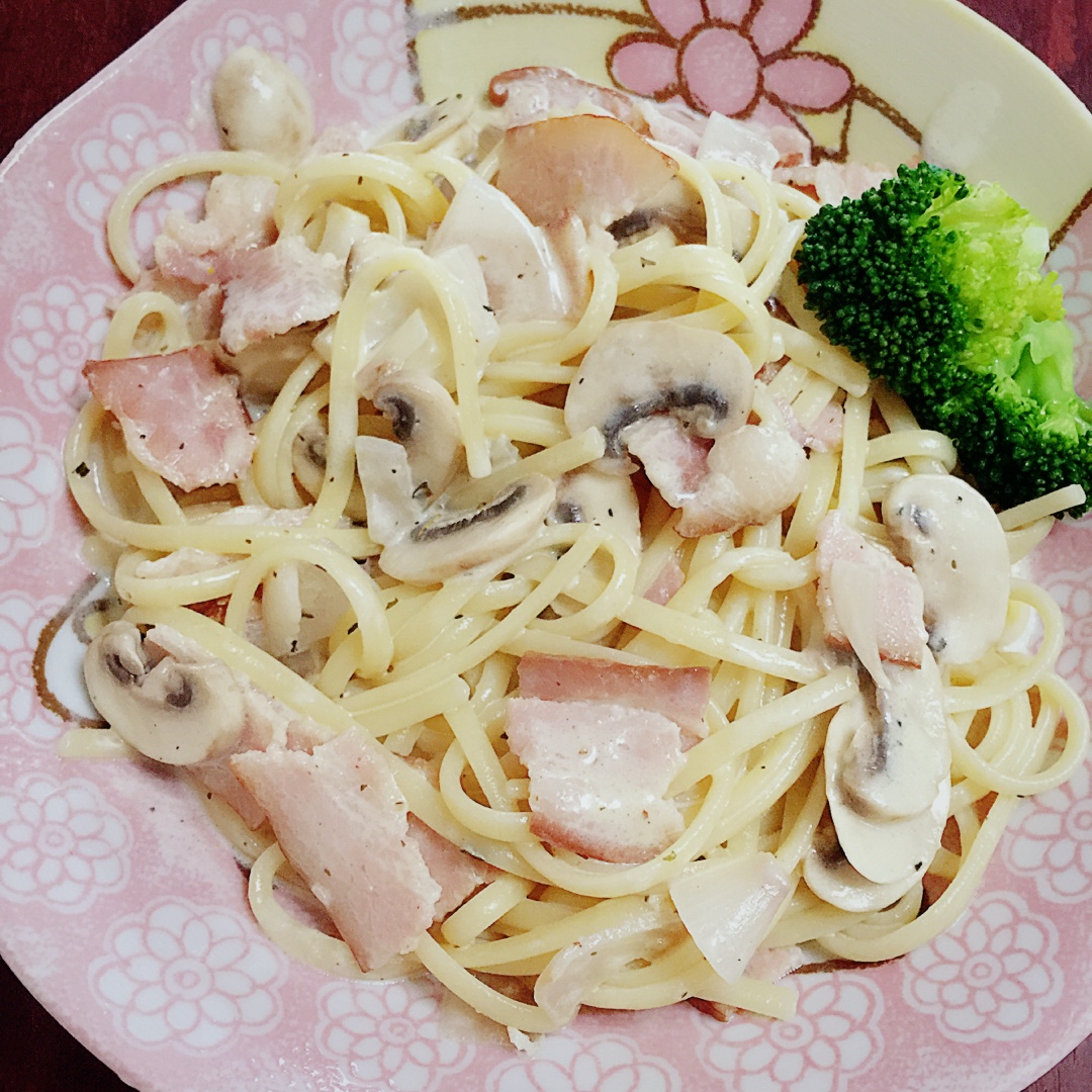 白蘑菇奶油培根意面