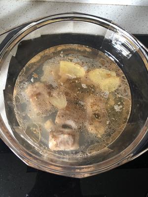 土豆排骨菌菇汤的做法 步骤2