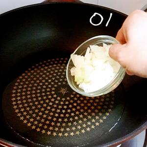 培根土豆炒饭的做法 步骤2