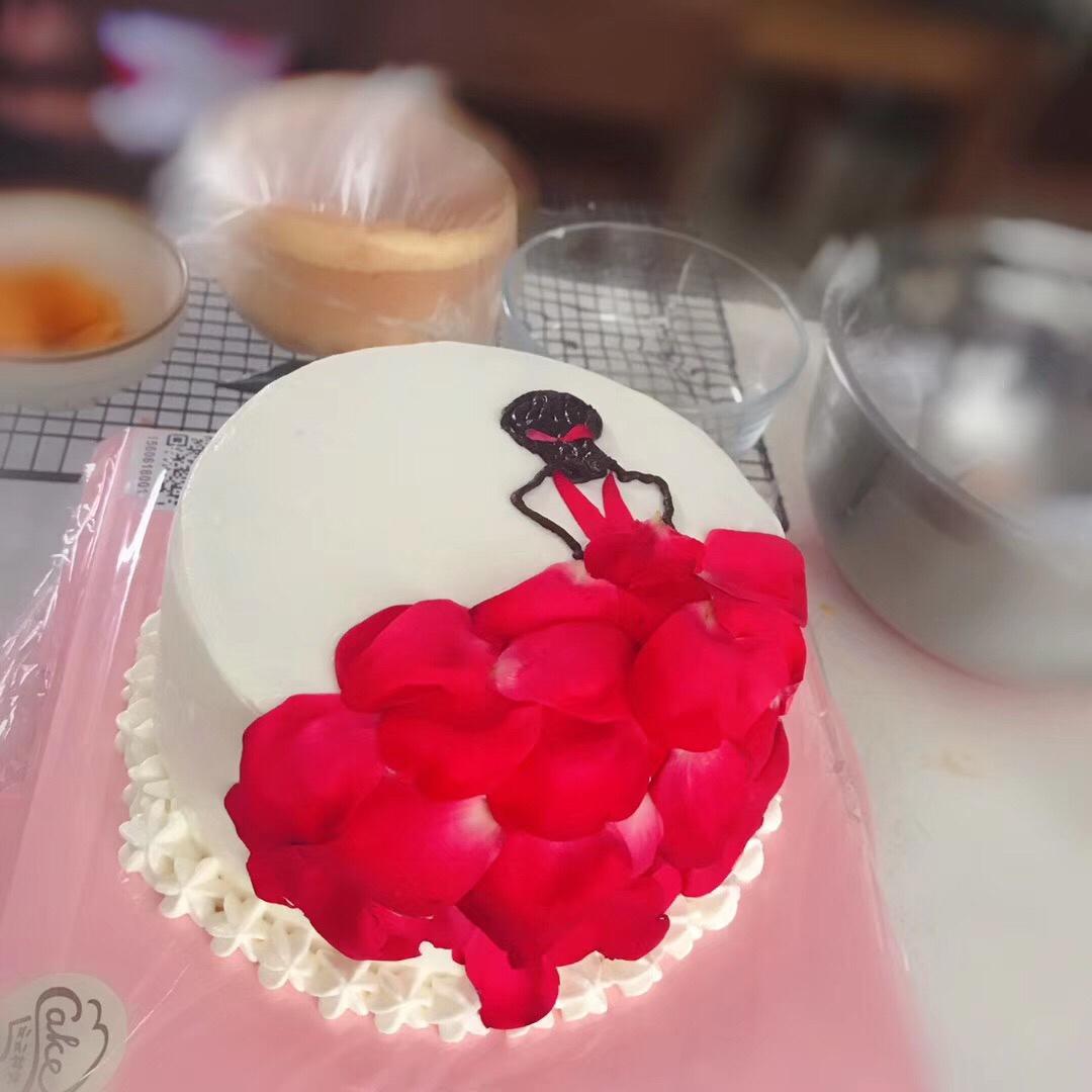 玫瑰花瓣生日蛋糕