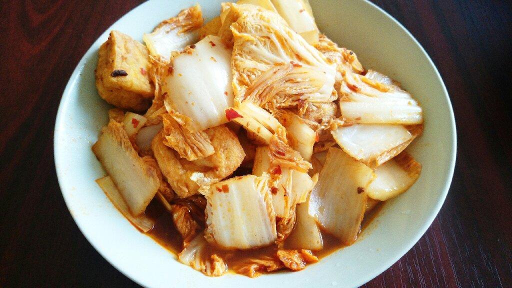 辣白菜焖豆腐泡的做法