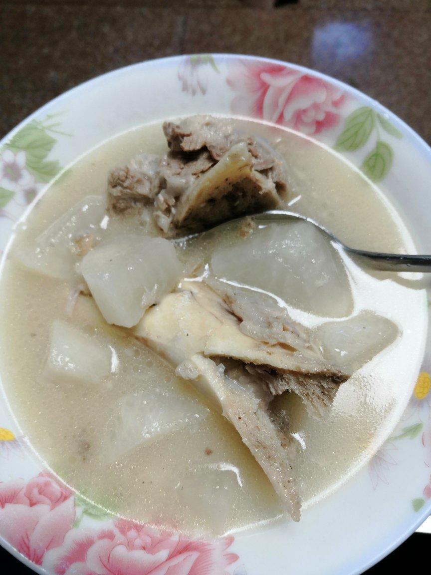 筒骨白萝卜汤~小时候妈咪的味道