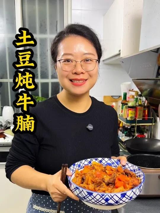 你万万没想到.把这个土豆胡萝卜牛腩一起倒在电饭锅里 你万万没想到.把这个土豆胡萝卜牛腩一起倒在电饭锅里.瞬间就可以解锁一道美食.做法特别简单#土豆炖牛腩 #美食 #电饭锅美食