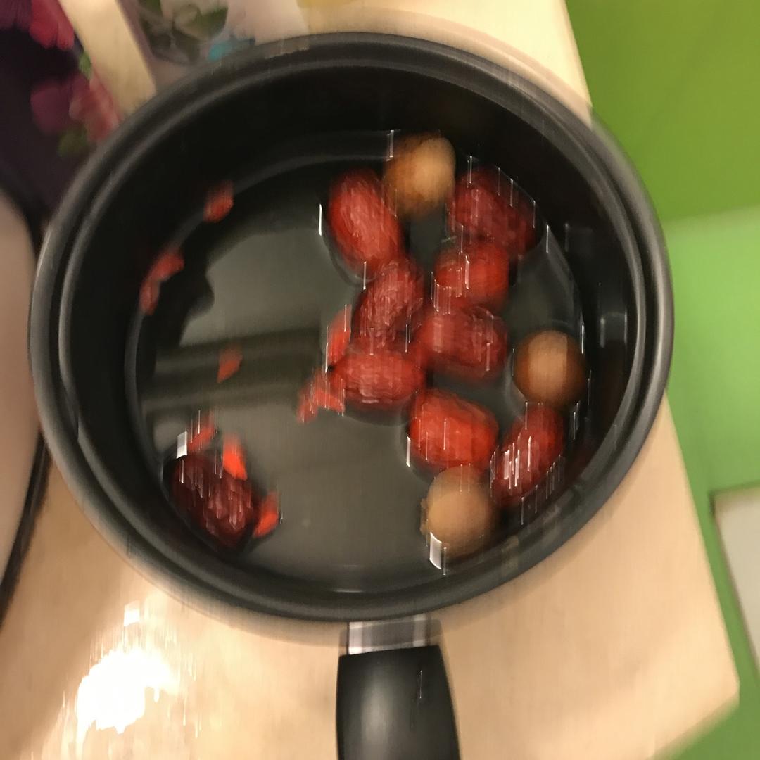 桂圆红枣银耳莲子羹