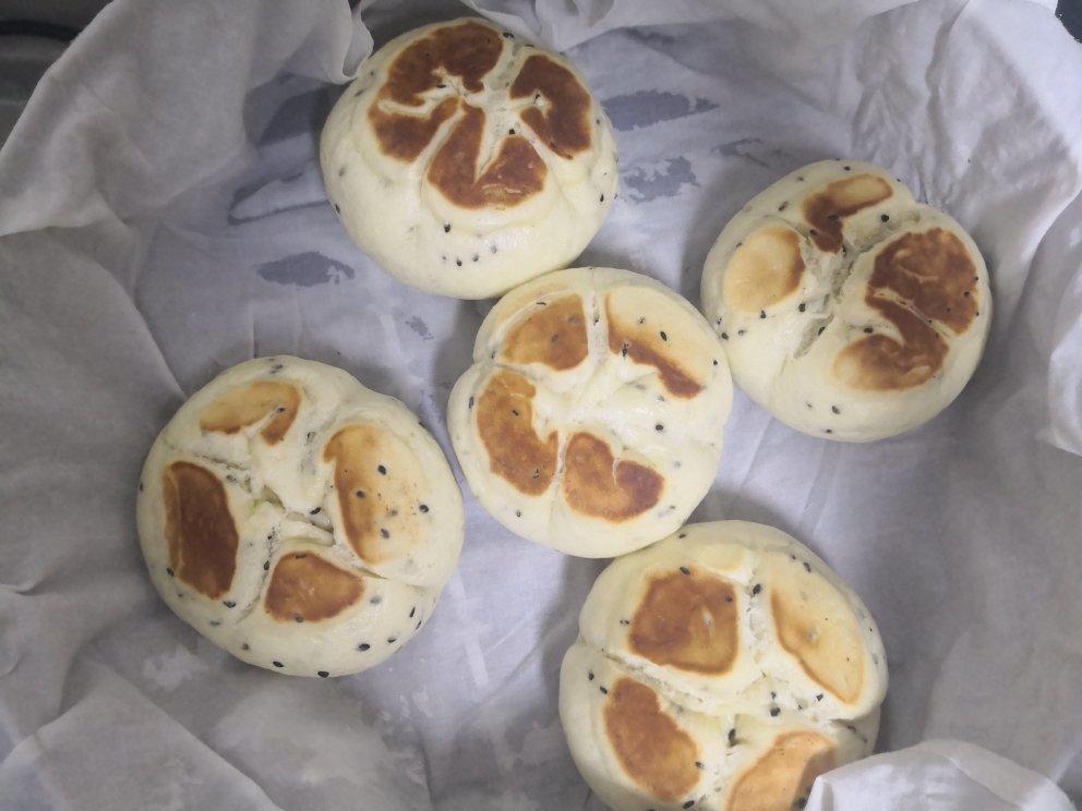 先烙后蒸的奶香开花大馒头