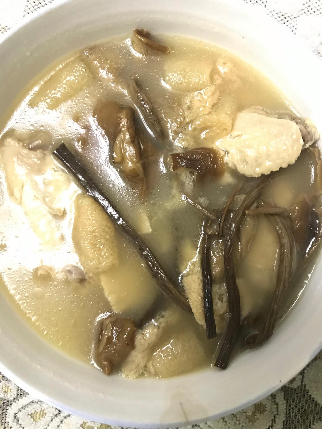 滋润汤—竹荪茶树菇炖鸡翅