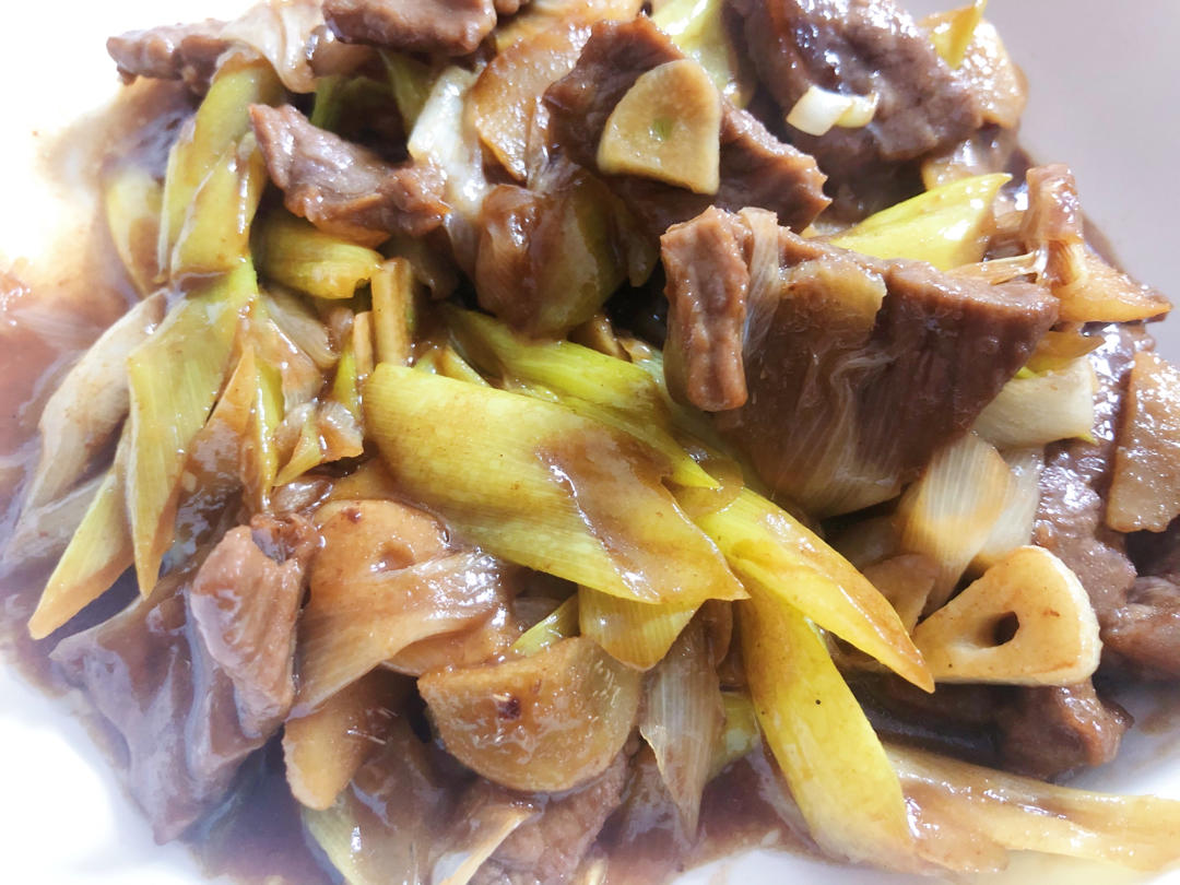 厨师长教你：“葱爆牛肉”的家常做法，葱香味浓郁先收藏起来