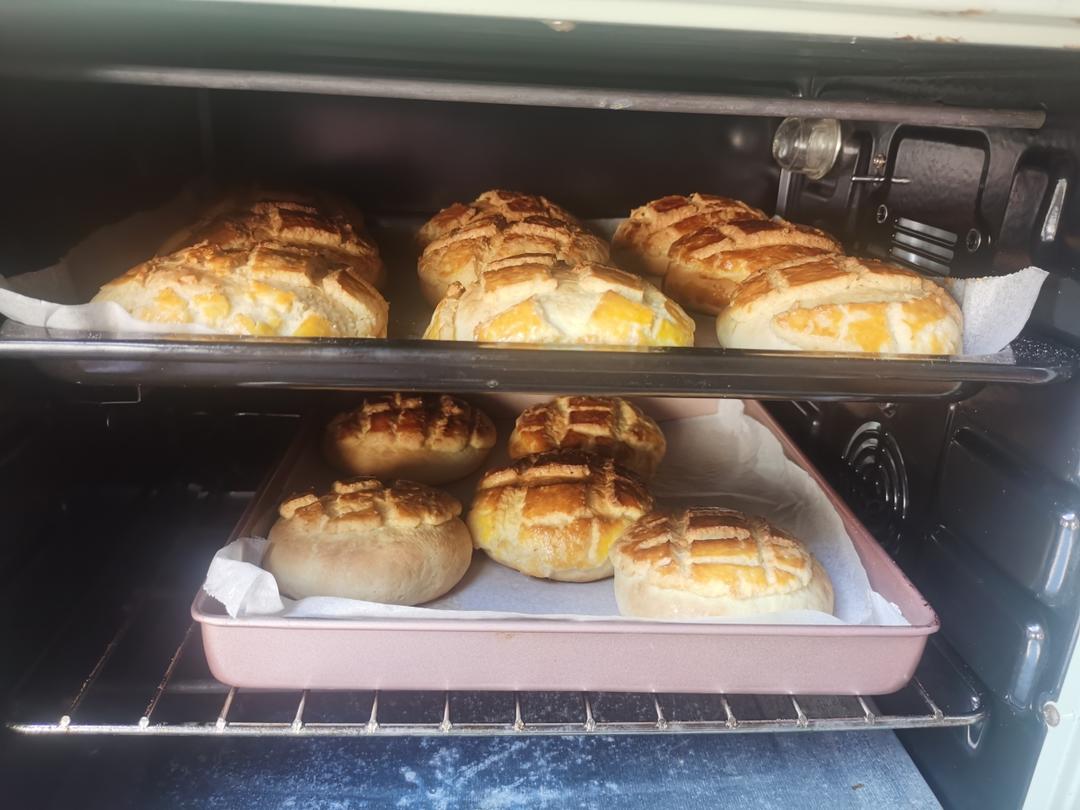 好吃到炸裂的港式菠萝包（附带制作酥皮的小视频）