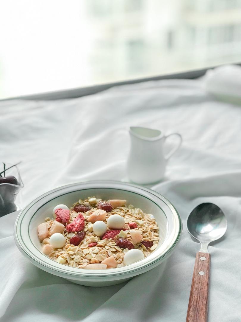 超简单的营养早餐--酸奶麦片