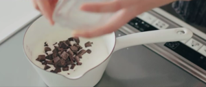 【视频食谱】奥利奥巧克力草莓塔-一学就会的做法 步骤5
