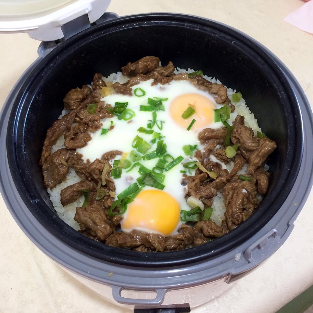 砂锅窝蛋牛肉饭