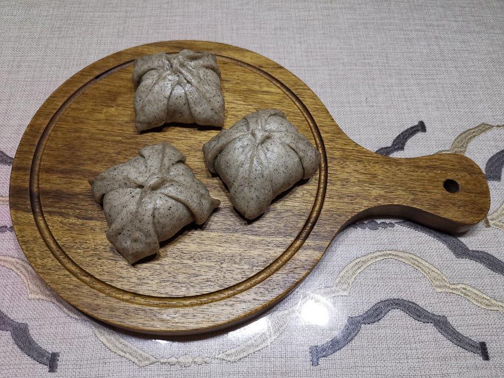 黑芝麻花瓣包（馒头）
