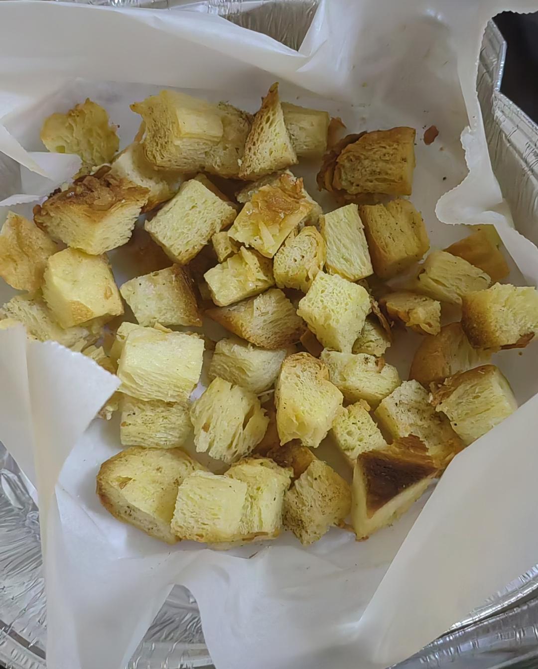 超级简单的焦糖肉桂面包粒