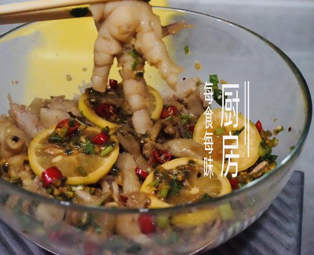 柠檬百香果脱骨鸡爪,没有一点腥味,香、辣、酸爽…的做法