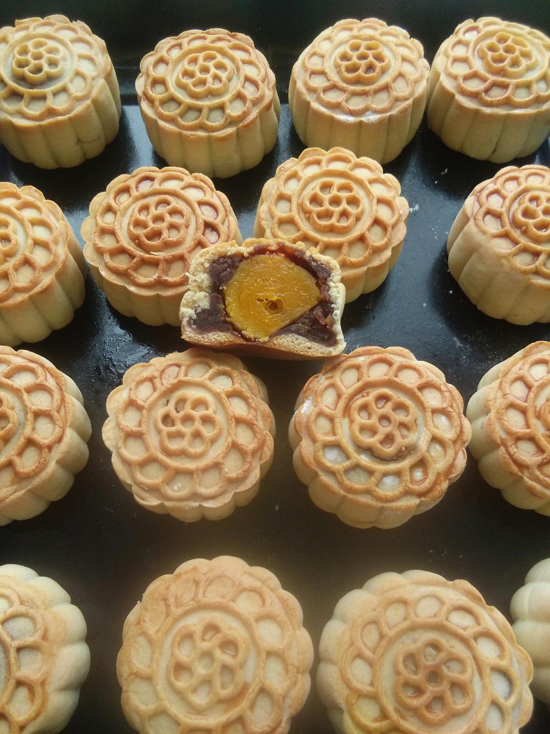 广式月饼－－蛋黄豆沙月饼