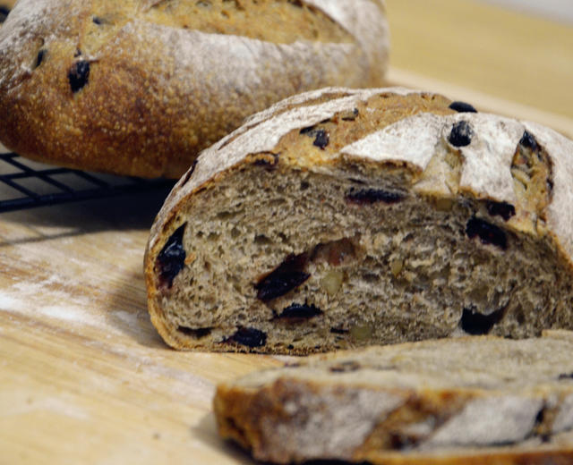 【面包食验】天然酵母蔓越莓核桃面包 Sourdough Cranberry & Walnuts Bread的做法