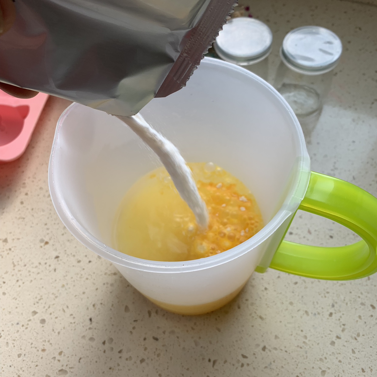 夏季美食：好做又好吃的芒果布丁的做法 步骤2