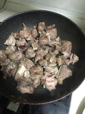 客家黄酒羊肉煲的做法 步骤4