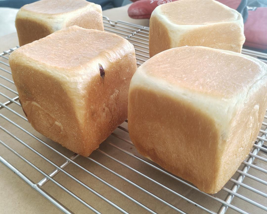 香甜柔软的葡萄干吐司