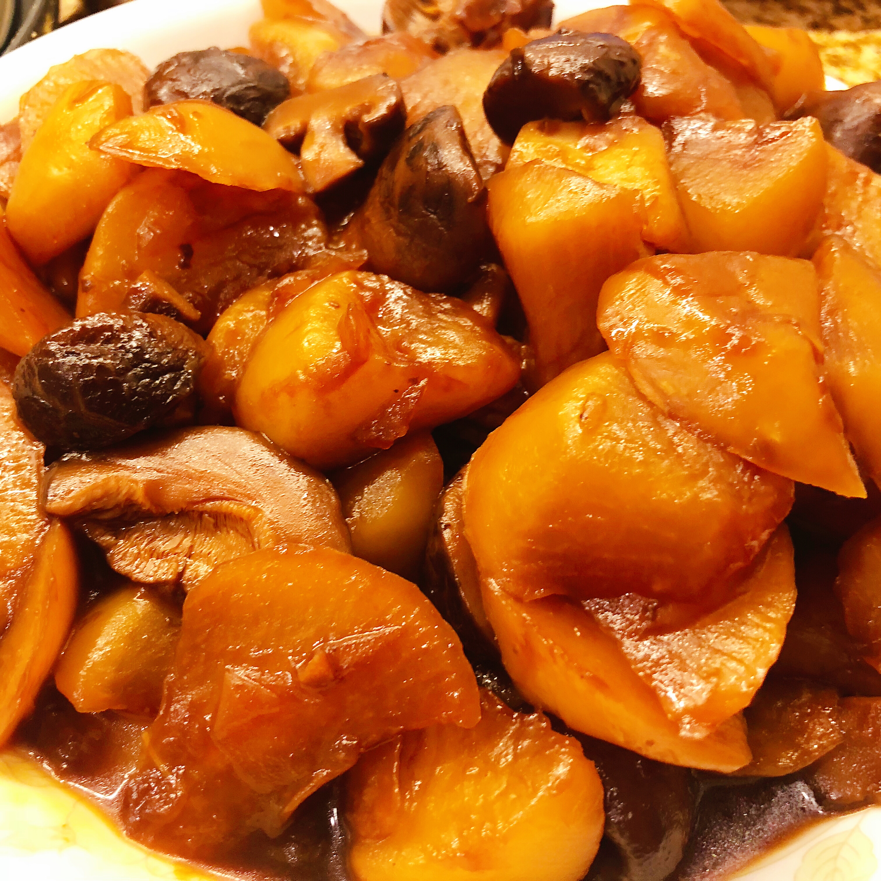 白萝卜的第一吃法—�—香菇烧萝卜/鲍汁萝卜的做法 步骤1