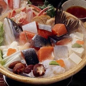 具有北海道独特风味的鲑鱼料理，它是用清香的肉汤作为底料，然后再放进鲑鱼，用沙锅炖煮而成的。的做法 步骤1