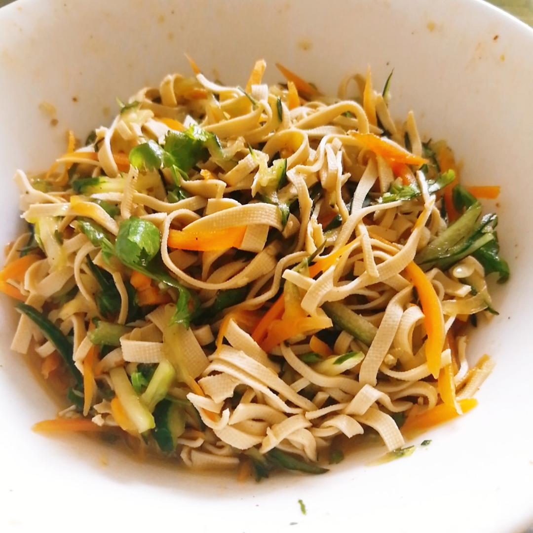 超快手的凉拌千张黄瓜胡萝卜丝