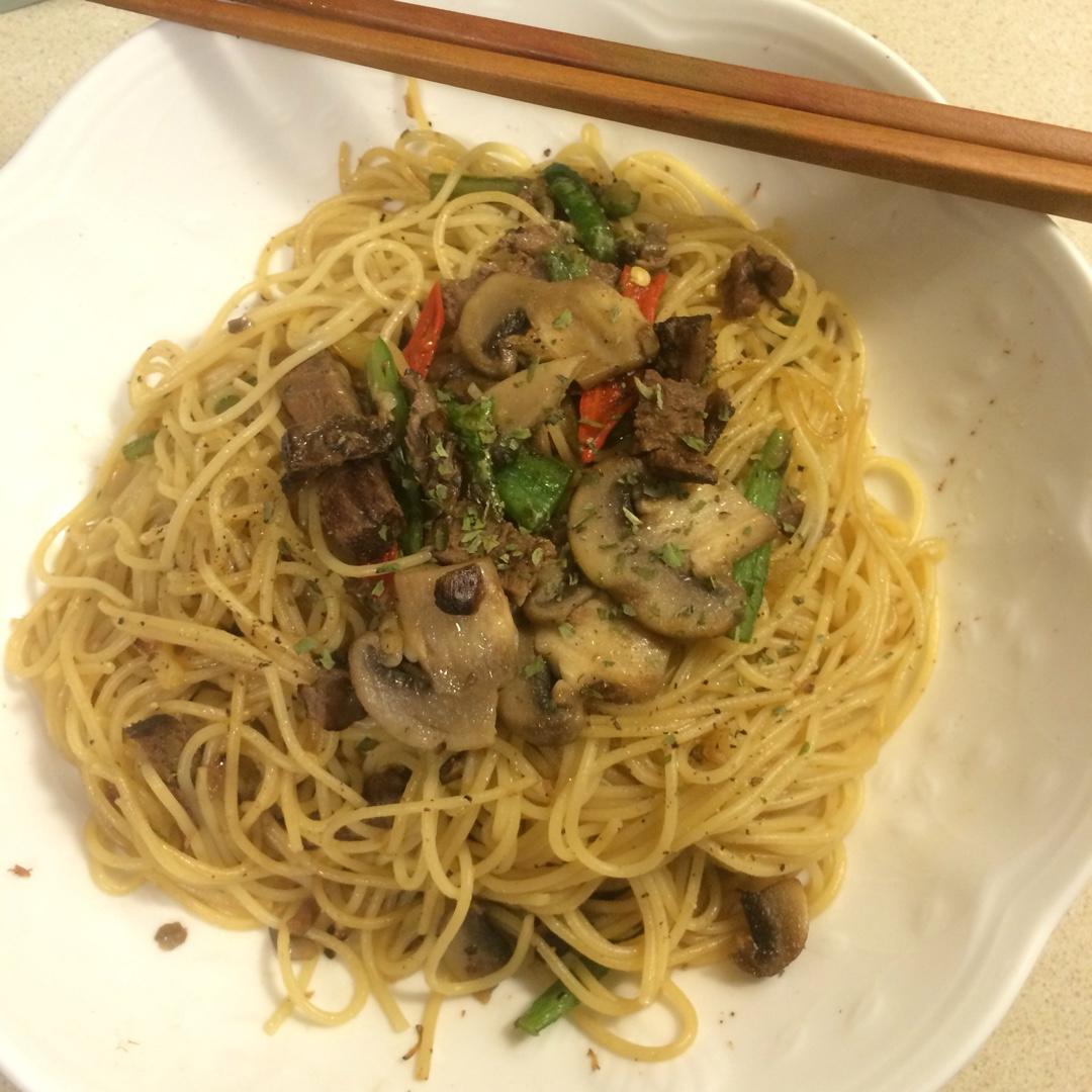 黑椒牛柳炒意面
