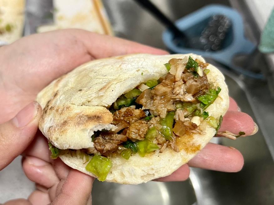 学校门口爆汁儿肉夹馍