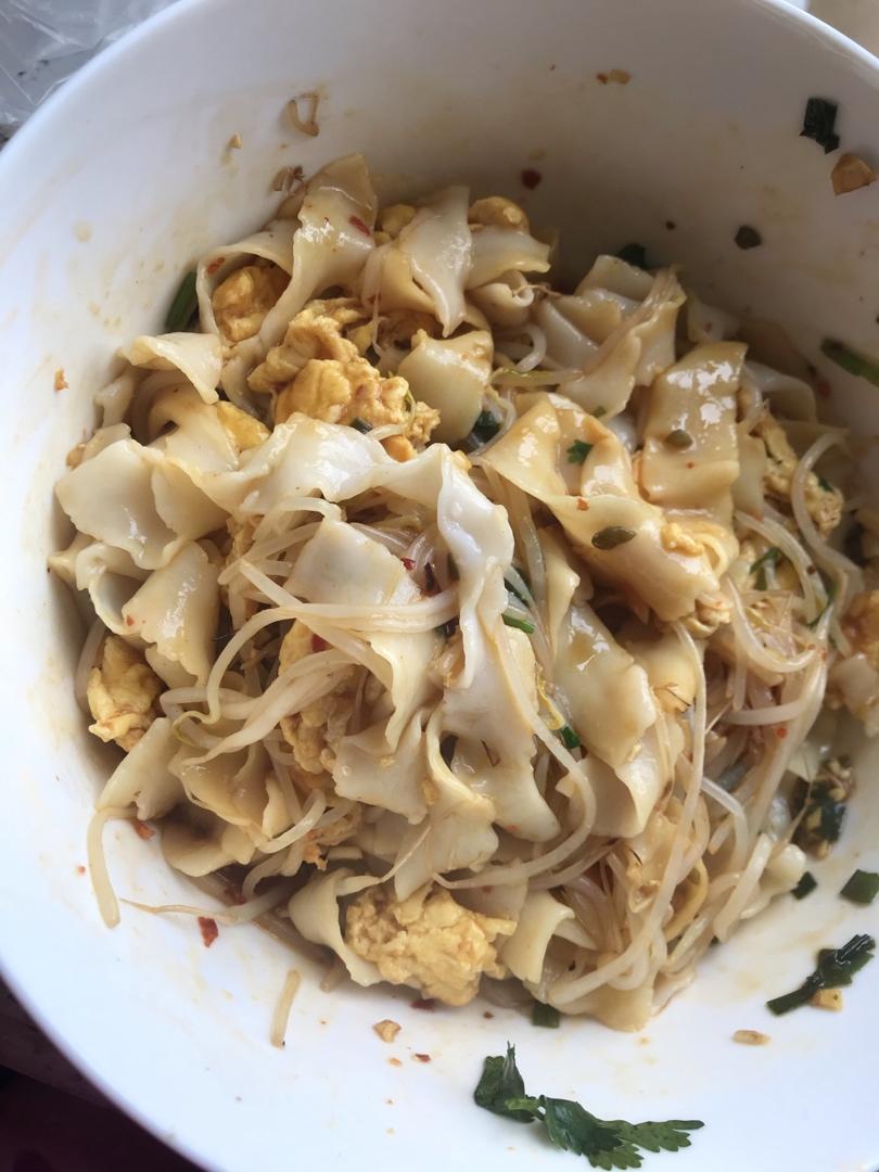 王阿雅哈哈哈做的葱油刀削面这样做让你吃完直接舔碗洗都不用洗