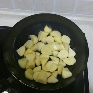 土豆烧鸡的做法 步骤2