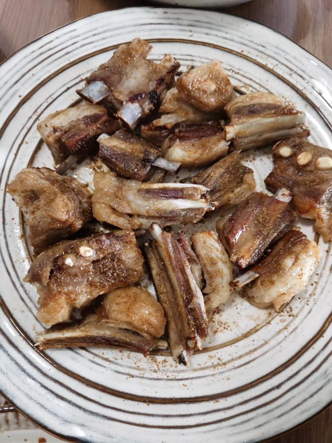 家庭版烤羊排。超简单。