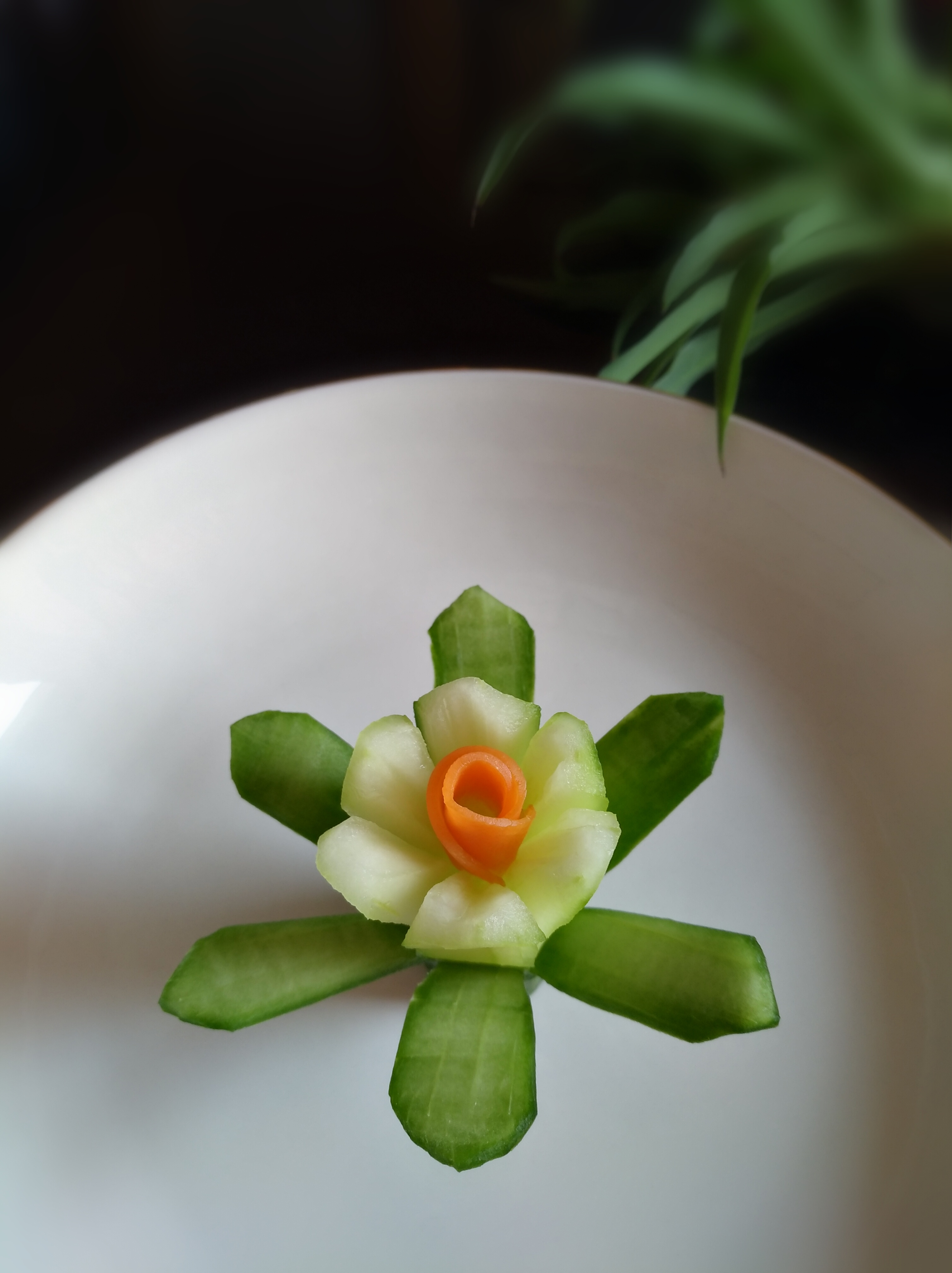 用黄瓜雕出美丽的花朵