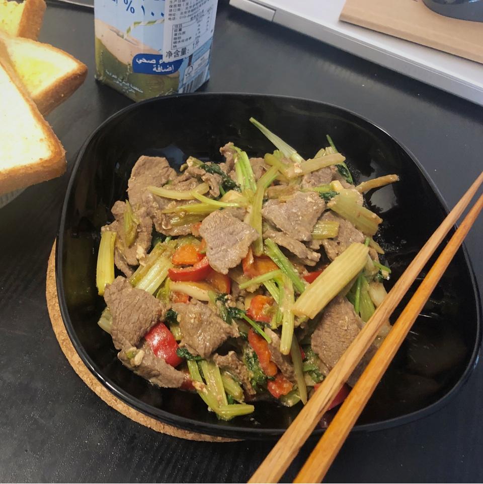 〈小炒黄牛肉〉，这个太好吃了。欣小厨 😉