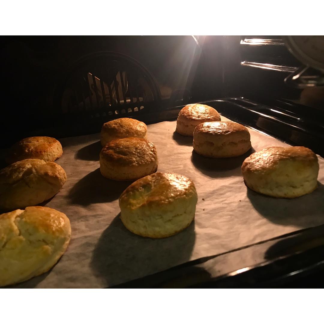 【视频】3分钟 奶油司康Scone(可能是世界上最快手的司康) 消耗淡奶油～