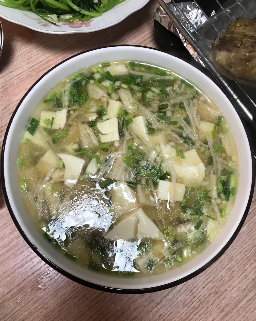金针菇豆腐肉片汤