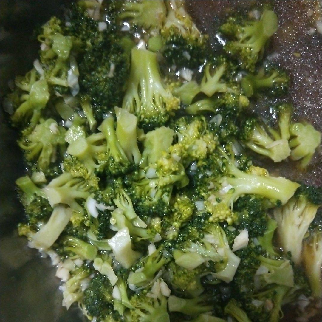 好吃到爆的耗油蒜蓉西兰花(从不修图，喜欢请关注)
