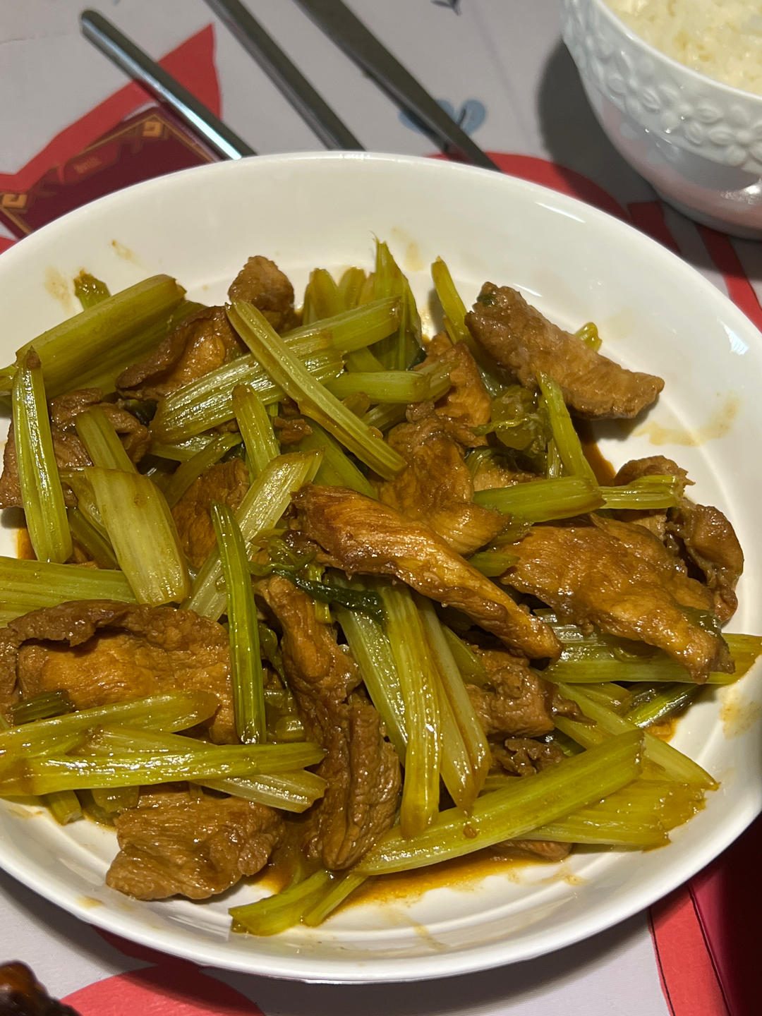 有点费米饭的芹菜炒肉